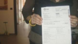 Una signora mostra la fattura Enel da 1.500 euro ricevuta ieri l’altro