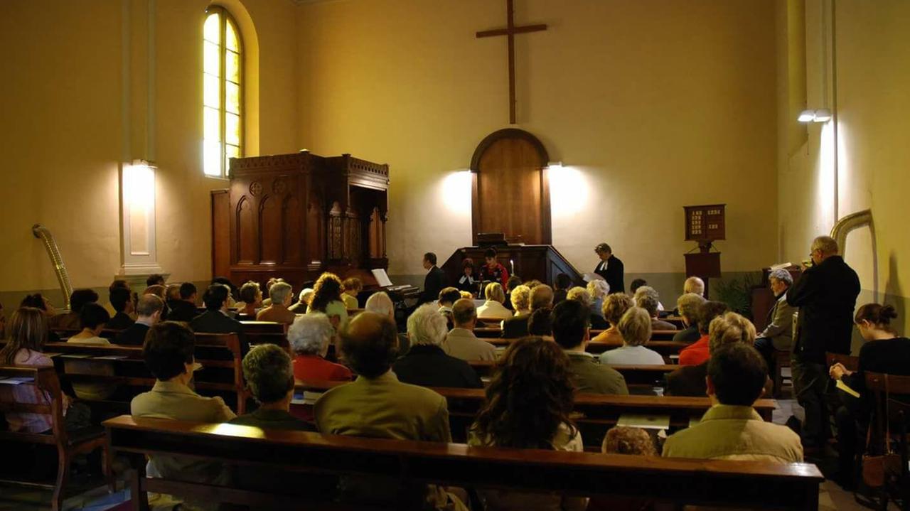Fedeli della Chiesa valdese durante una funzione a Pisa