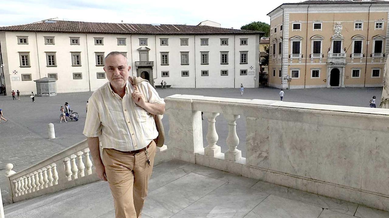 Il direttore Vincenzo Barone all'ingresso della Normale di Pisa
