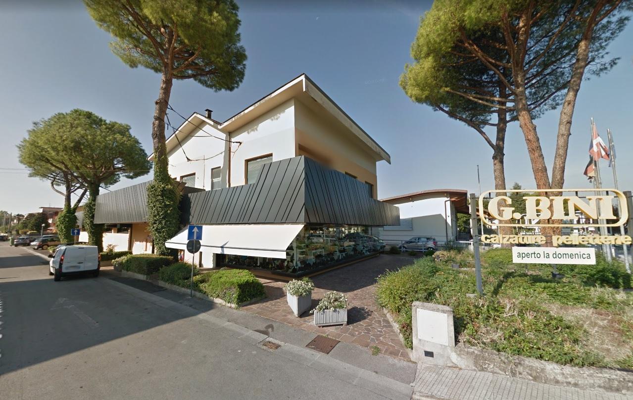 Colpo nella notte al negozio di scarpe Bini