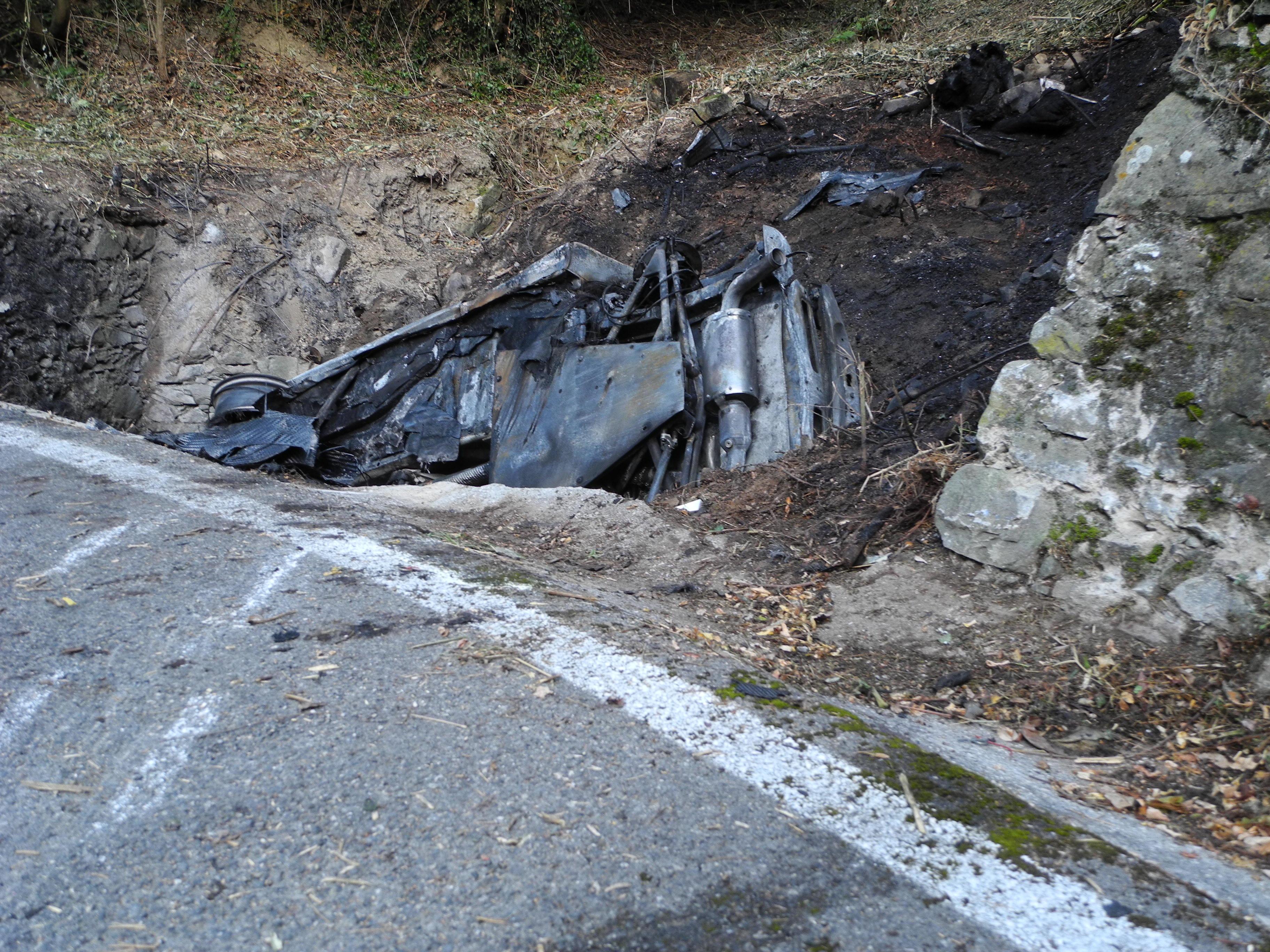 La vettura da rally che ha preso fuoco durante il 47° Rally Coppa Città di Lucca, prova S. Ilario di Brancoli: morirono  Valerio Catelani e Daniela Bertoneri di Forte dei Marmi 