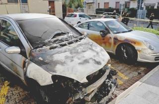 Due delle auto semidistrutte dal rogo notturno