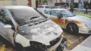 Due delle auto semidistrutte dal rogo notturno