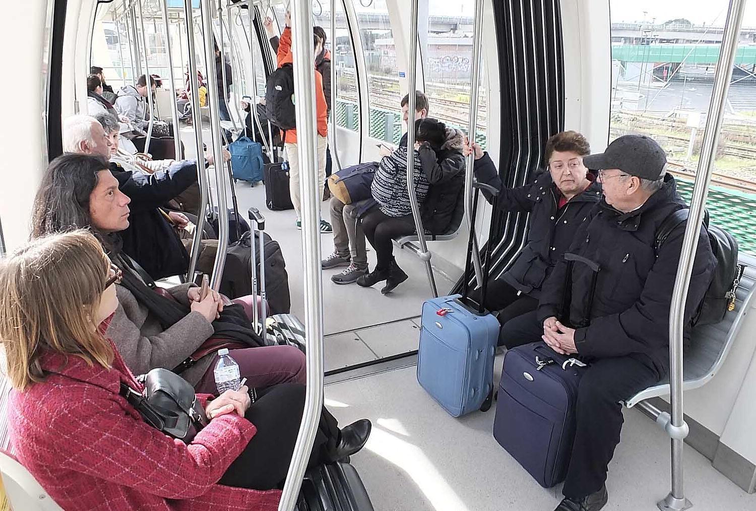 Viaggiatori su una carrozza del People Mover