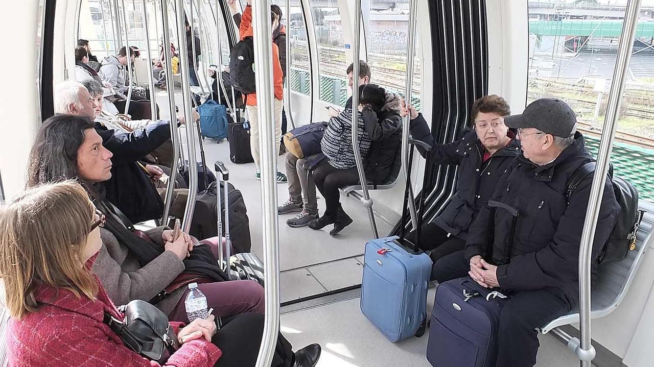 Viaggiatori su una carrozza del People Mover