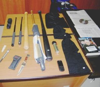 Bastoni e manganelli nelle case dei tifosiTrentuno denunce