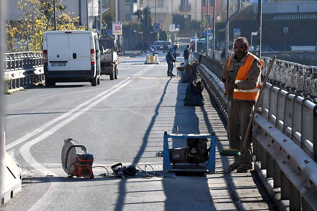 Il Ponte Trieste riapre al traffico, l'amministrazione: "le crepe non compromettono la tenuta"