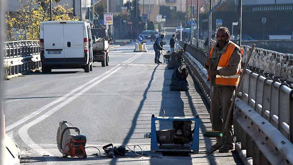 Il Ponte Trieste riapre al traffico, l'amministrazione: "le crepe non compromettono la tenuta"