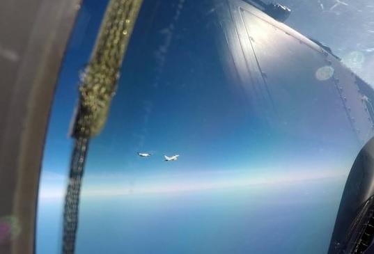 L'aereo civile affiancato da uno degli Eurofighter, ripreso dal secondo caccia durante la missione (foto Aeronautica Militare)