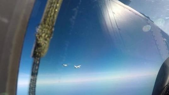 L'aereo civile affiancato da uno degli Eurofighter, ripreso dal secondo caccia durante la missione (foto Aeronautica Militare)
