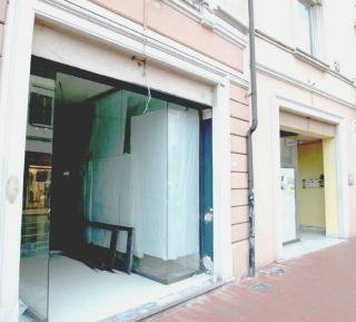 Una serie di vetrine chiuse in corso Matteotti, via Marruota e via Cavour, a riprova che la crisi del commercio investe indifferentemente sia le zone del centro che quelle dell’immediata periferia come sintetizzano anche i dati riportati nella tabella che pubblichiamo sotto, accanto al titolo