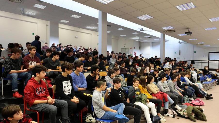Gli studenti alla lezione sulla sicurezza stradale (Foto Agenzia Carlo Sestini)