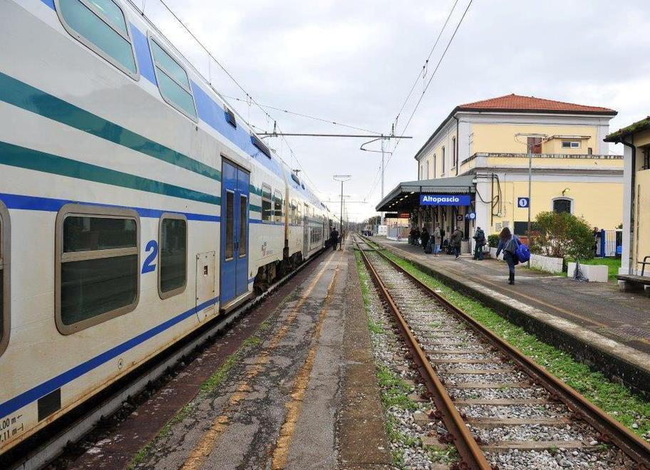 Manomettono un treno, due fratelli minorenni a giudizio 