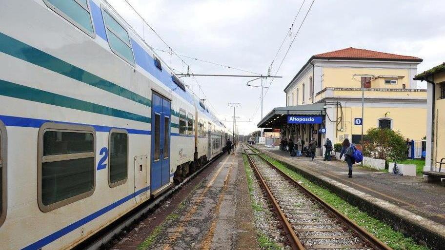 Manomettono un treno, due fratelli minorenni a giudizio