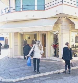 Negozi, serrande abbassateper il 25 aprile e il 1º maggio
