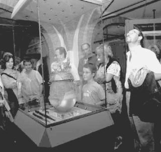 Visitatori intorno a una teca del museo archeologico
