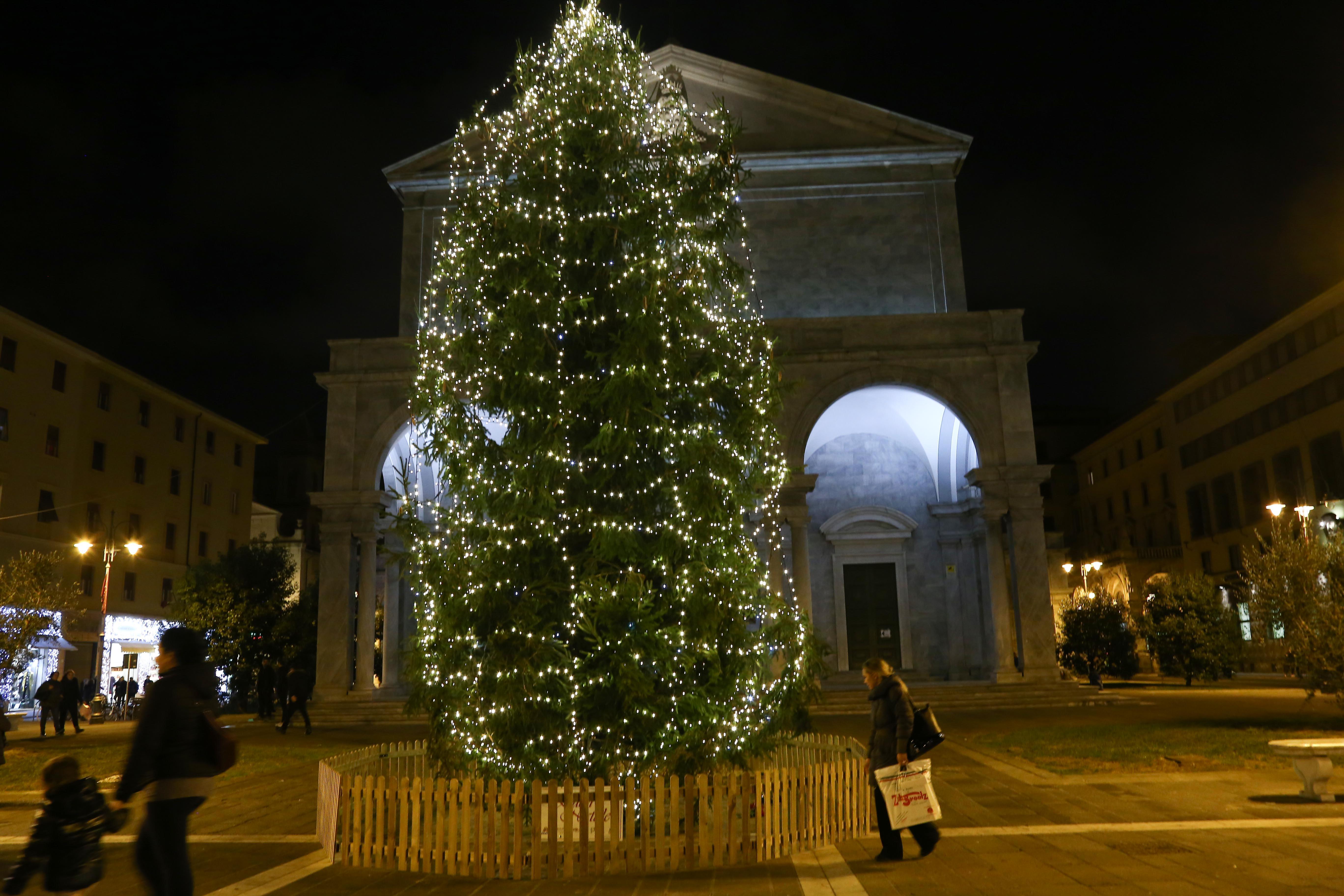 Acceso l’albero di Natale in piazza Grande