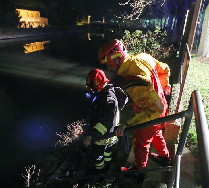 Rischia di annegare nelle acque del canale, salvato dal barista 