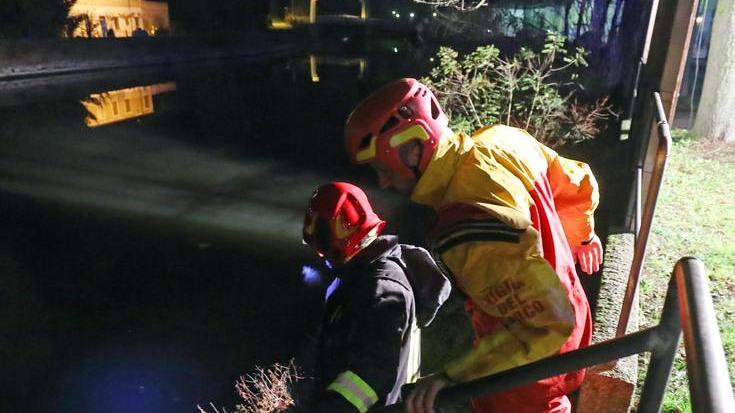 Rischia di annegare nelle acque del canale, salvato dal barista