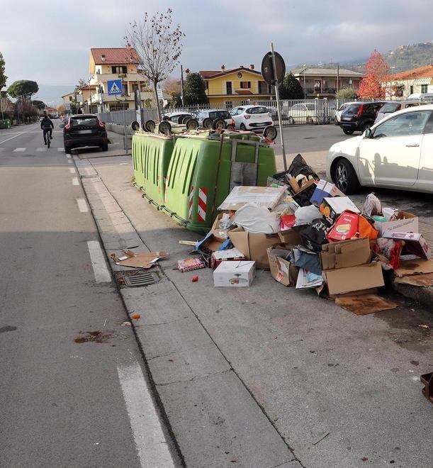 Parte la raccolta porta a porta e scatta l’assalto ai cassonetti 