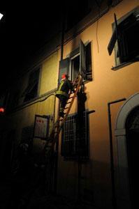 Rogo in un appartamento, studente salva un'anziana