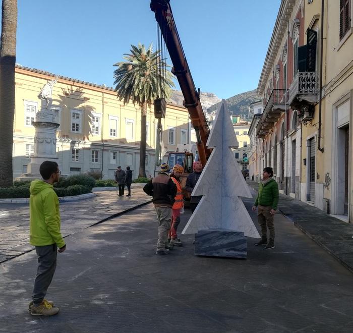Un albero di Natale in marmo alto tre metri in corso Rosselli 