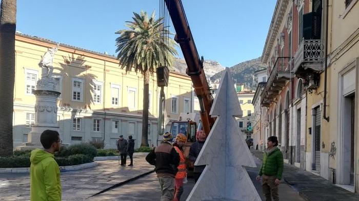 Un albero di Natale in marmo alto tre metri in corso Rosselli