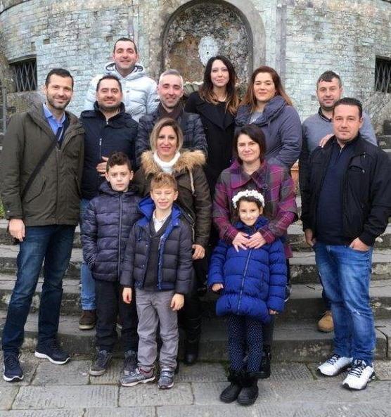 Donano un defibrillatore alla scuola in memoria dell’ex compagno morto 