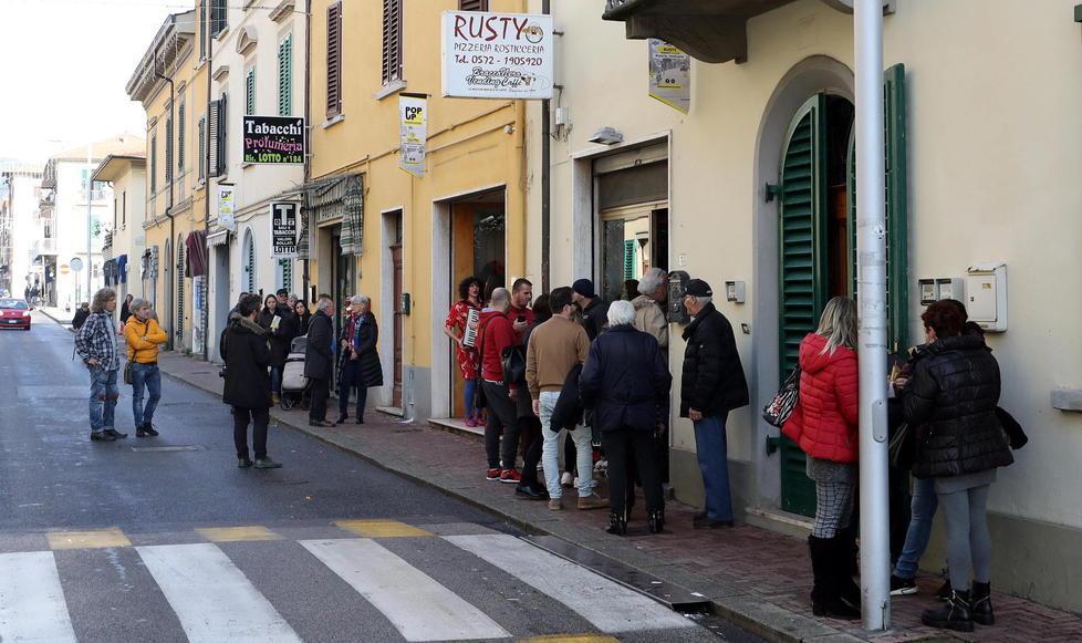 Da ieri sera accesa la luminaria in tutta la via