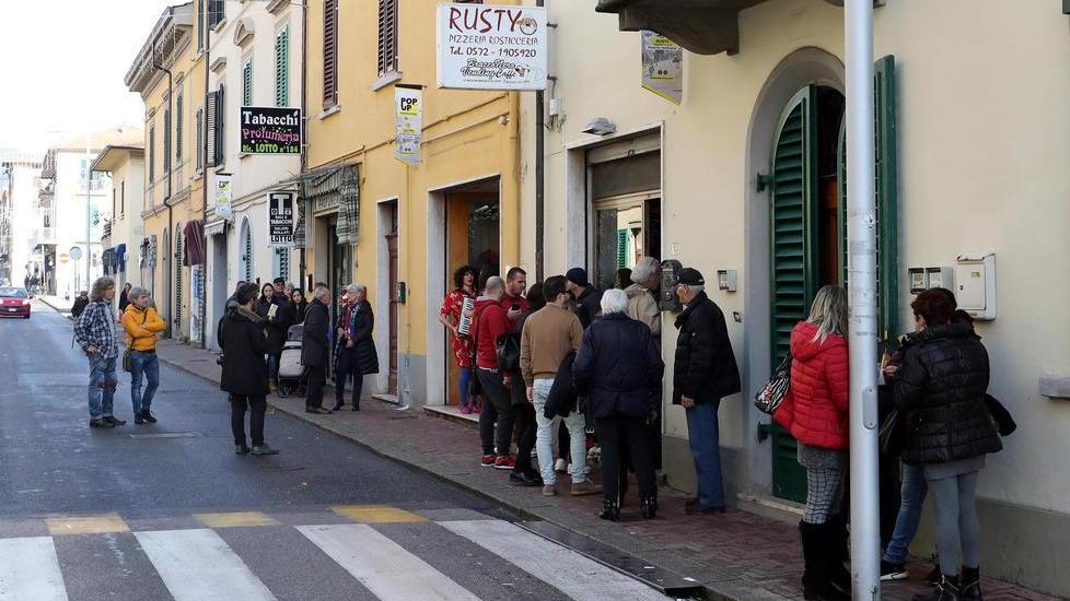 Da ieri sera accesa la luminaria in tutta la via