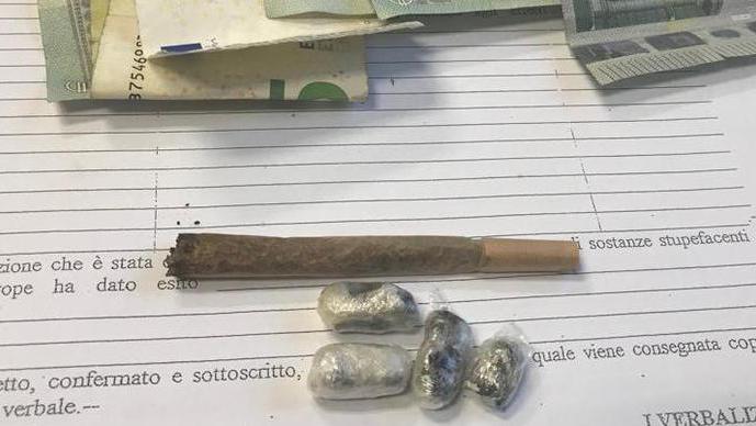 Studente di 15 anni sorpreso a spacciare davanti alla scuola