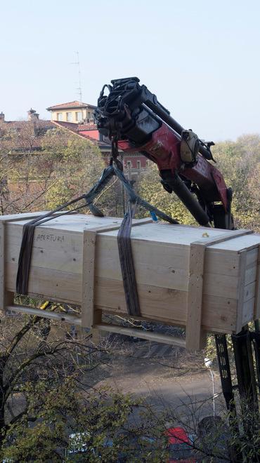 Un sarcofago dalla... finestra