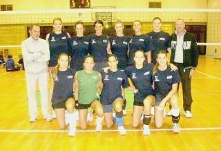 La squadra della Nottolini e Mascia Tognarelli (Lucca Volley)
