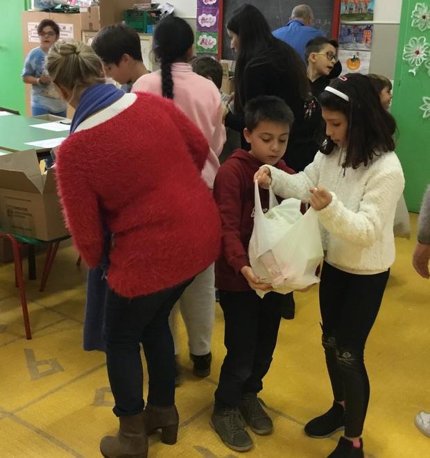 Raccolta di cibo La solidarietà a scuola si misura a peso 