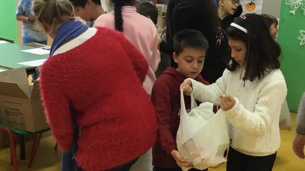 Raccolta di cibo La solidarietà a scuola si misura a peso