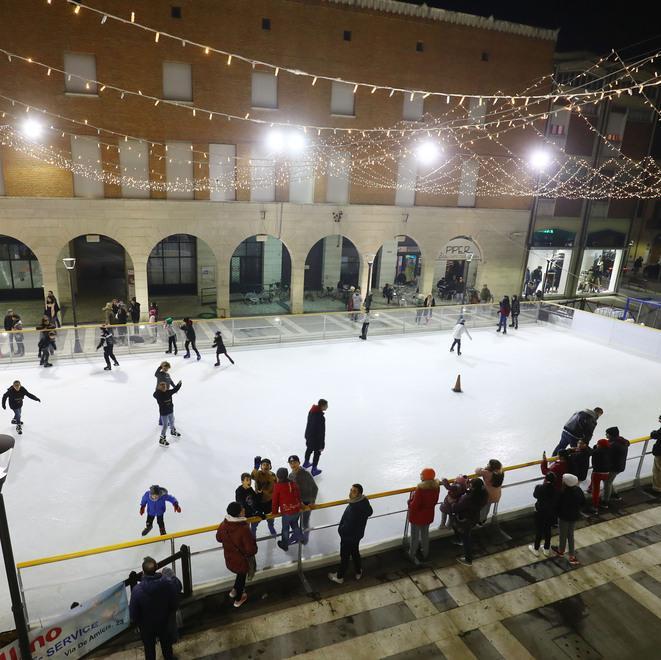 La pista del ghiaccio è tornata in piazza 