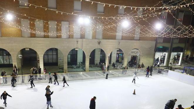 La pista del ghiaccio è tornata in piazza