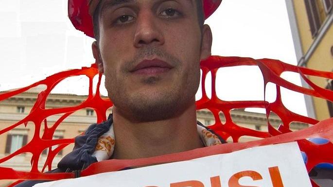 La protesta di un lavoratore dell'edilizia nei guai per la crisi