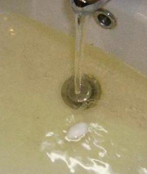 L’acqua corrente è gialla in centro e nelle frazioni