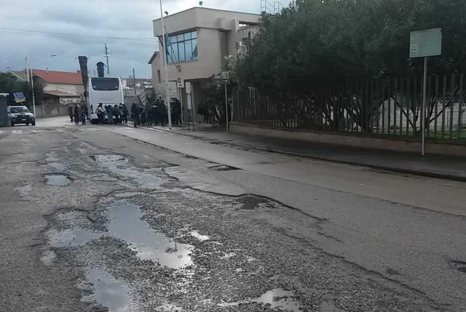 Una strada ad alto rischio a causa dell’asfalto degradato 