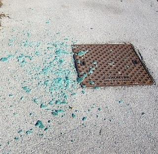 Sopra i frammenti dei finestrini spaccati A sinistra via Togliatti