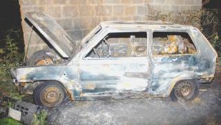 Rischia di morire nell'auto in fiamme