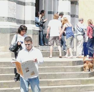 Turisti davanti al battistero in attesa di entrare per la visita