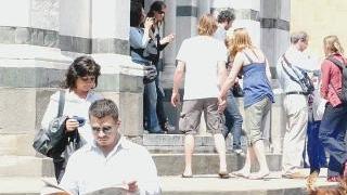 Turisti davanti al battistero in attesa di entrare per la visita