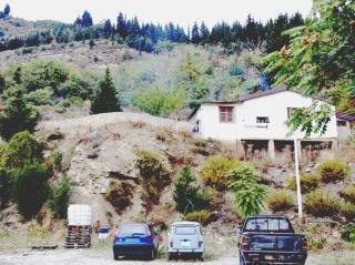 La casa sotto all’ex cava di Macia A destra le rocce