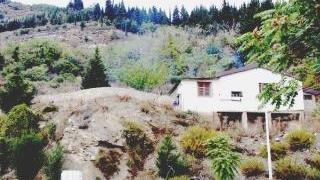 La casa sotto all’ex cava di Macia A destra le rocce