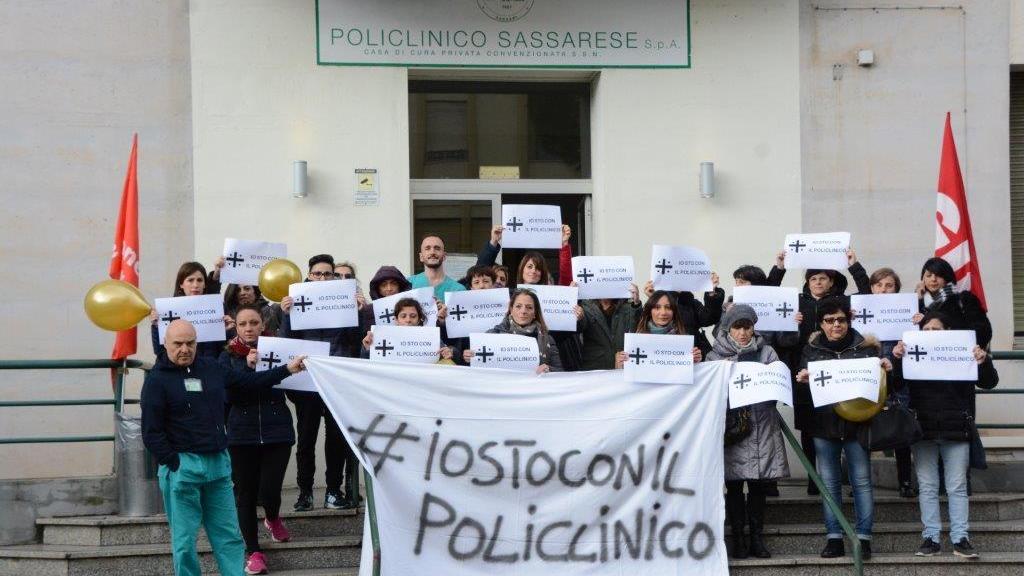 La protesta dei dipendenti del policlinico (foto Mauro Chessa)