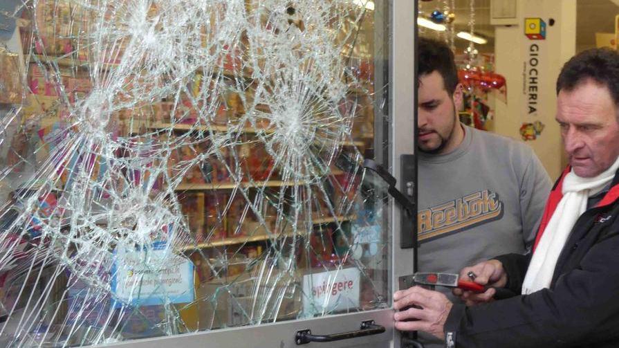 Razzie in fabbriche e negozi: una lunga notte di spaccate