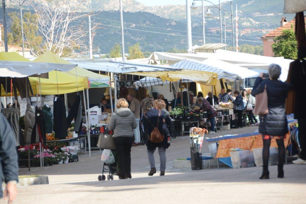 Il mercatino nel centro storico (foto Gavino Sanna)