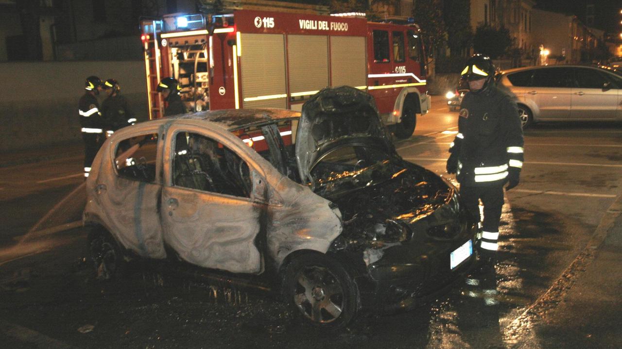 Un'auto distrutta in un incendio (foto d'archivio)